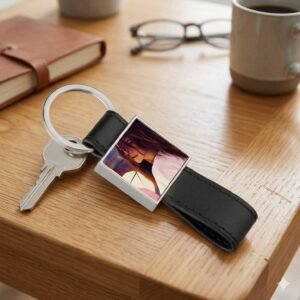 Llavero metálico Cuadrado con Correa de Cuero